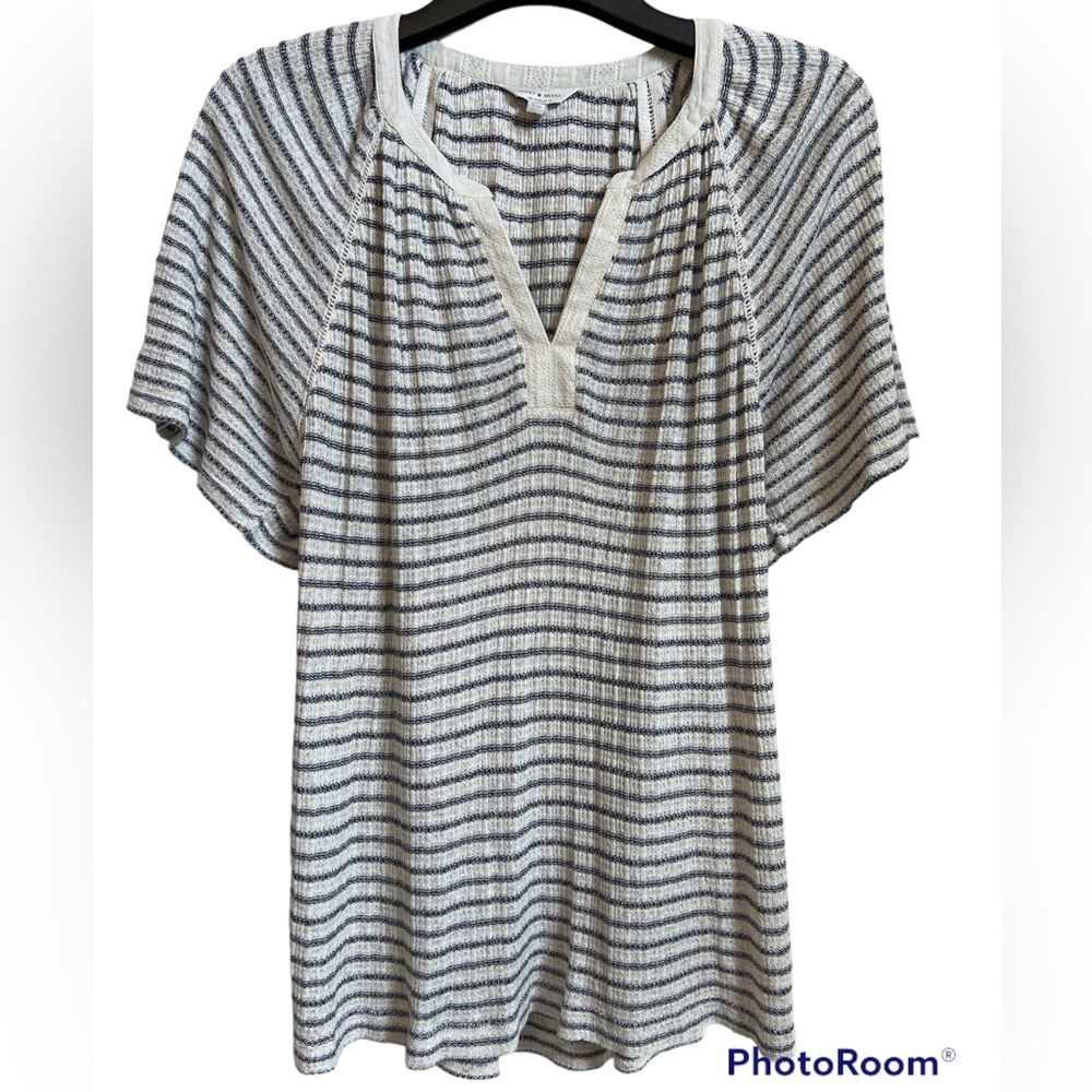 Lucky Brand Large short sleeve navy off white blouse A-79